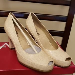 Aerolsoles cream tan beige snakeskin pri heels 8M